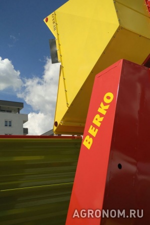 Berko-025 - двухрядный прицепной комбайн для уборки кукурузы в початк